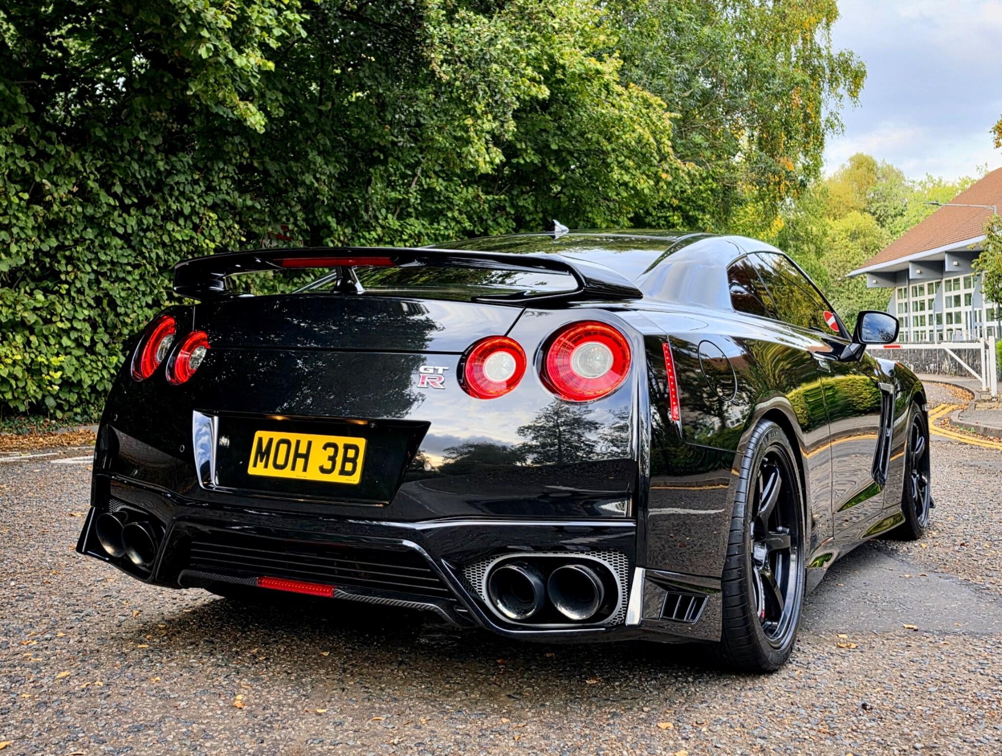 Nissan GT-R view 3