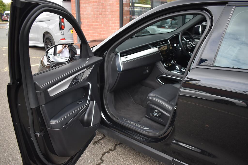 Jaguar F-Pace view 36