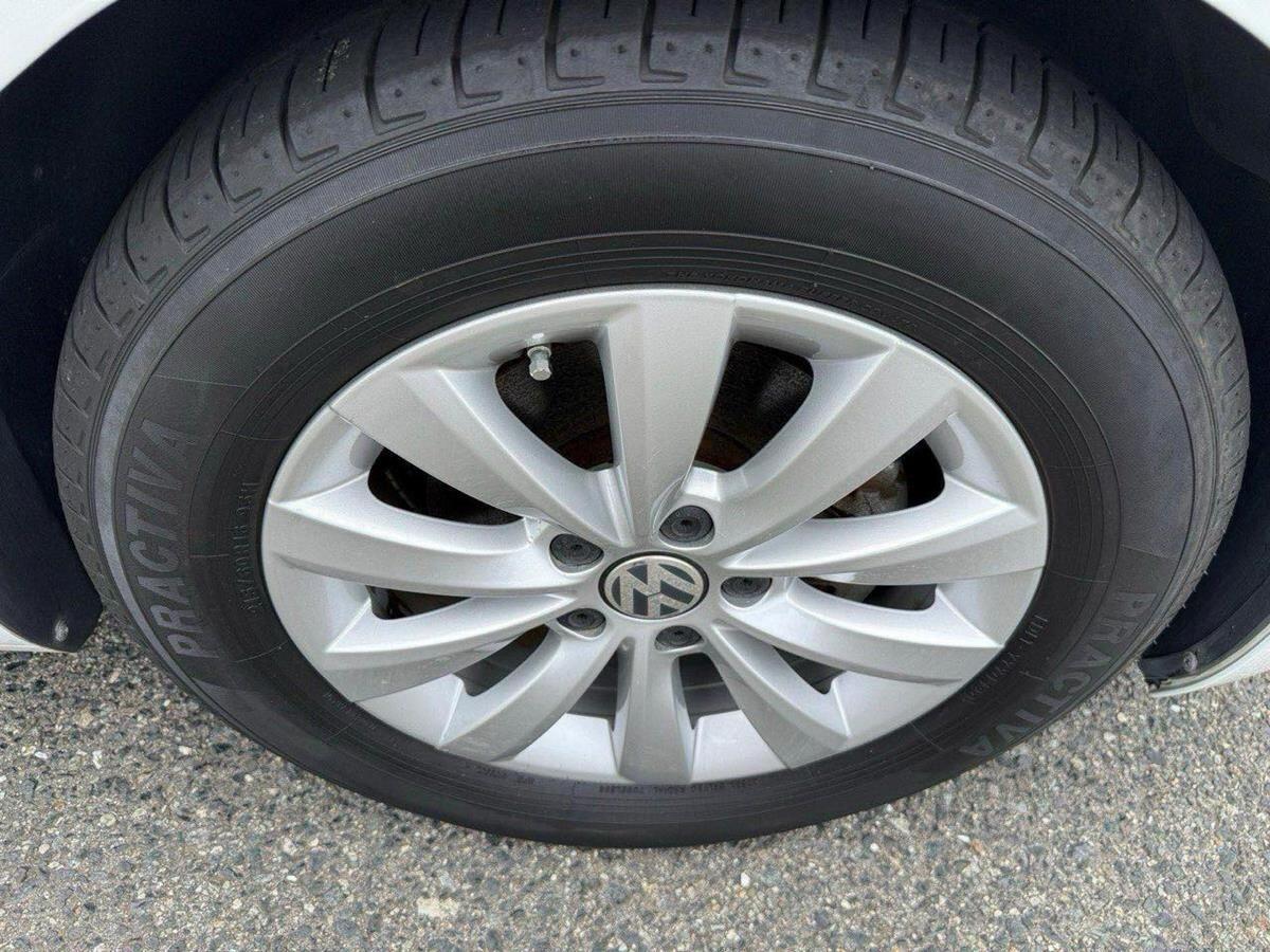Volkswagen Beetle view 17