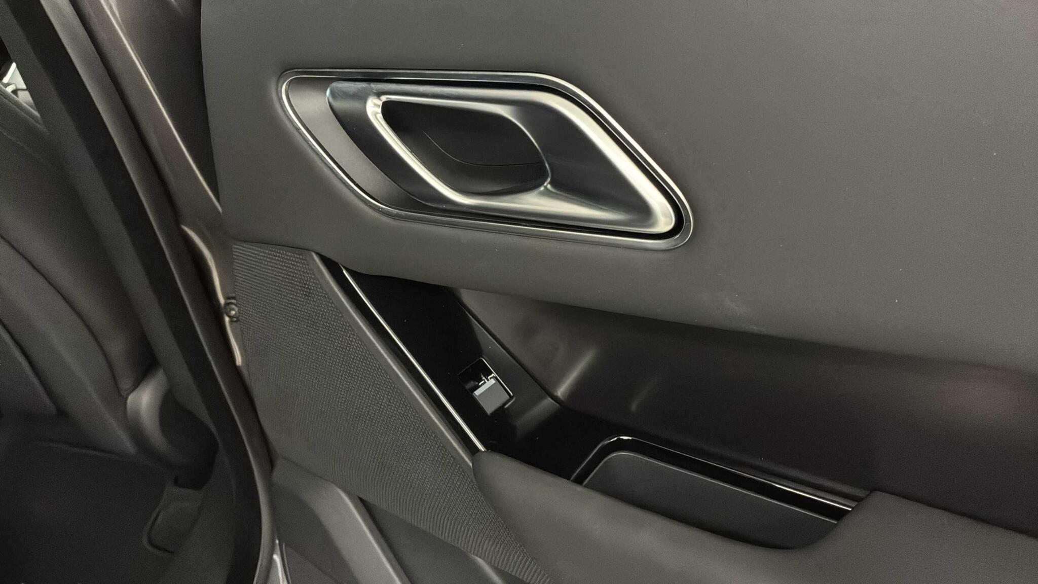Land Rover Range Rover Velar view 32