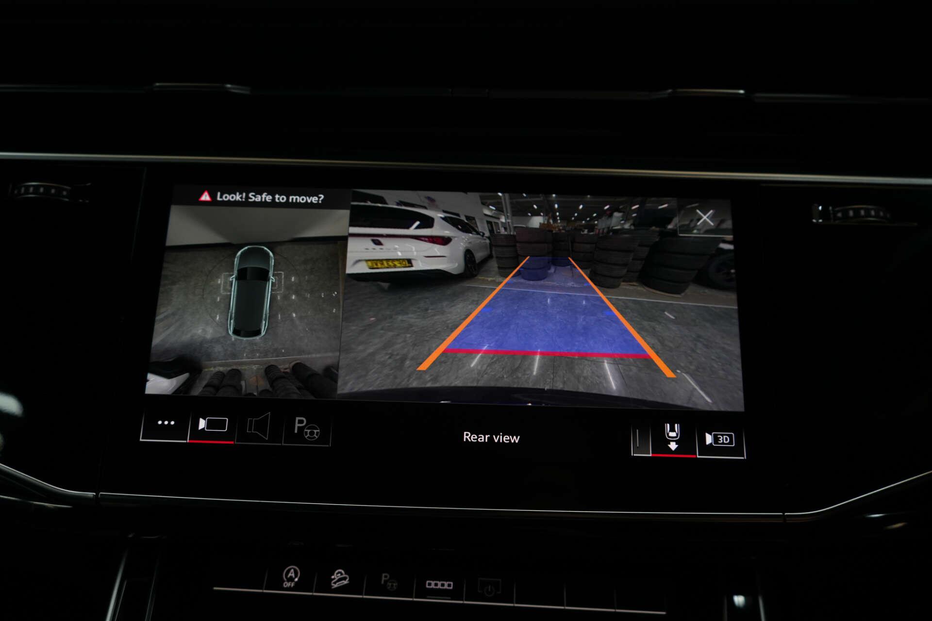 Audi Q8 view 36