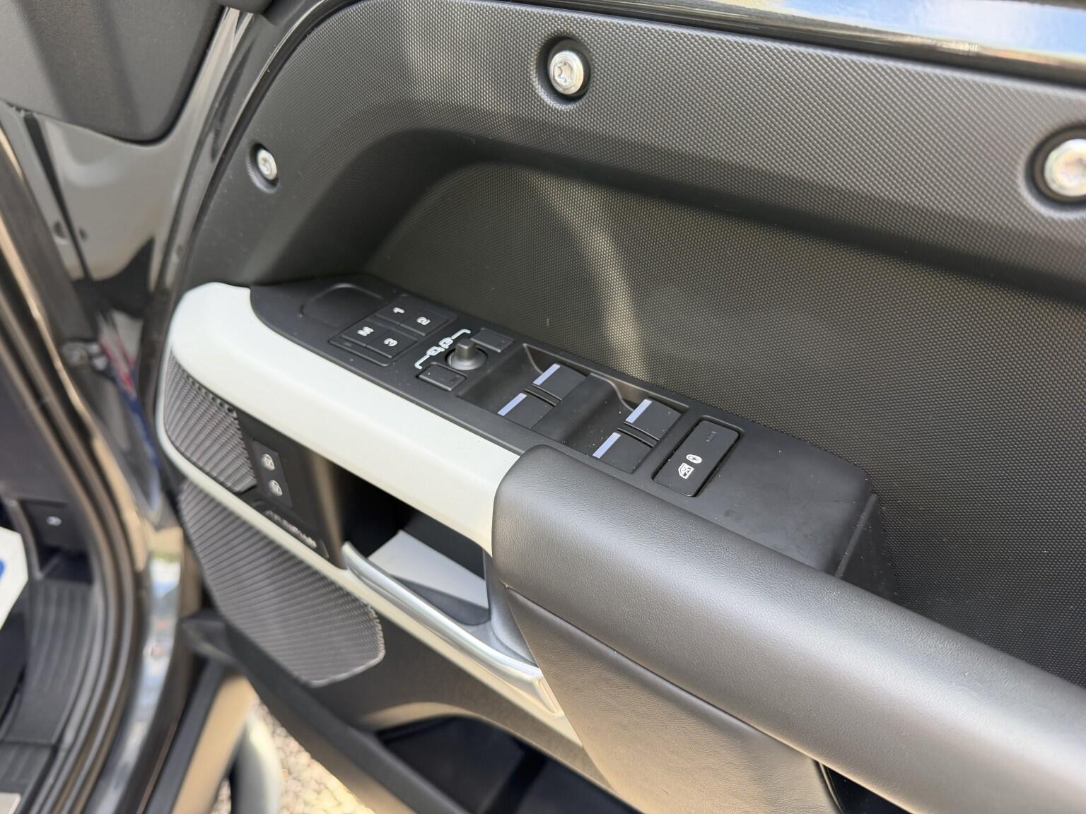 Land Rover Defender 110 view 32