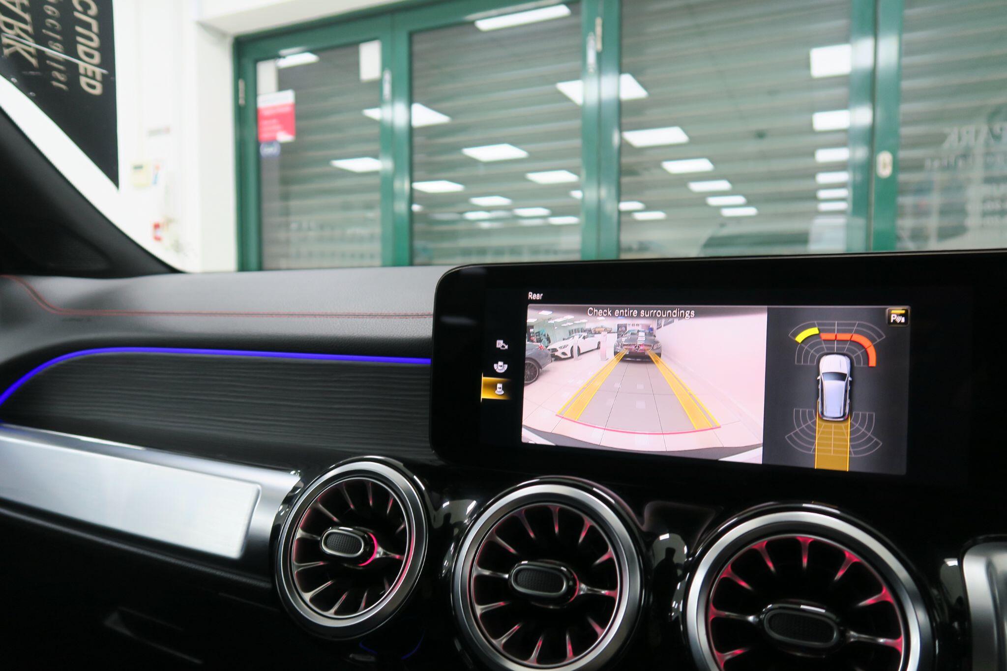 Mercedes-Benz Eqb view 17