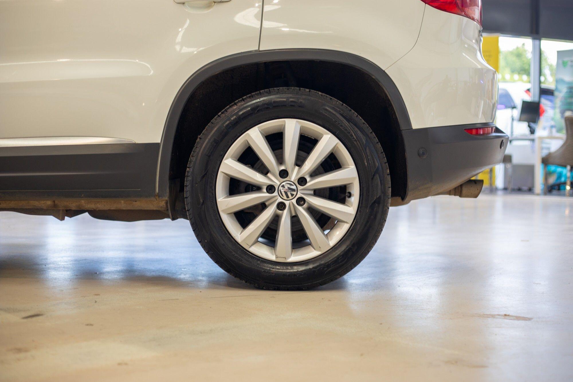 Volkswagen Tiguan view 2