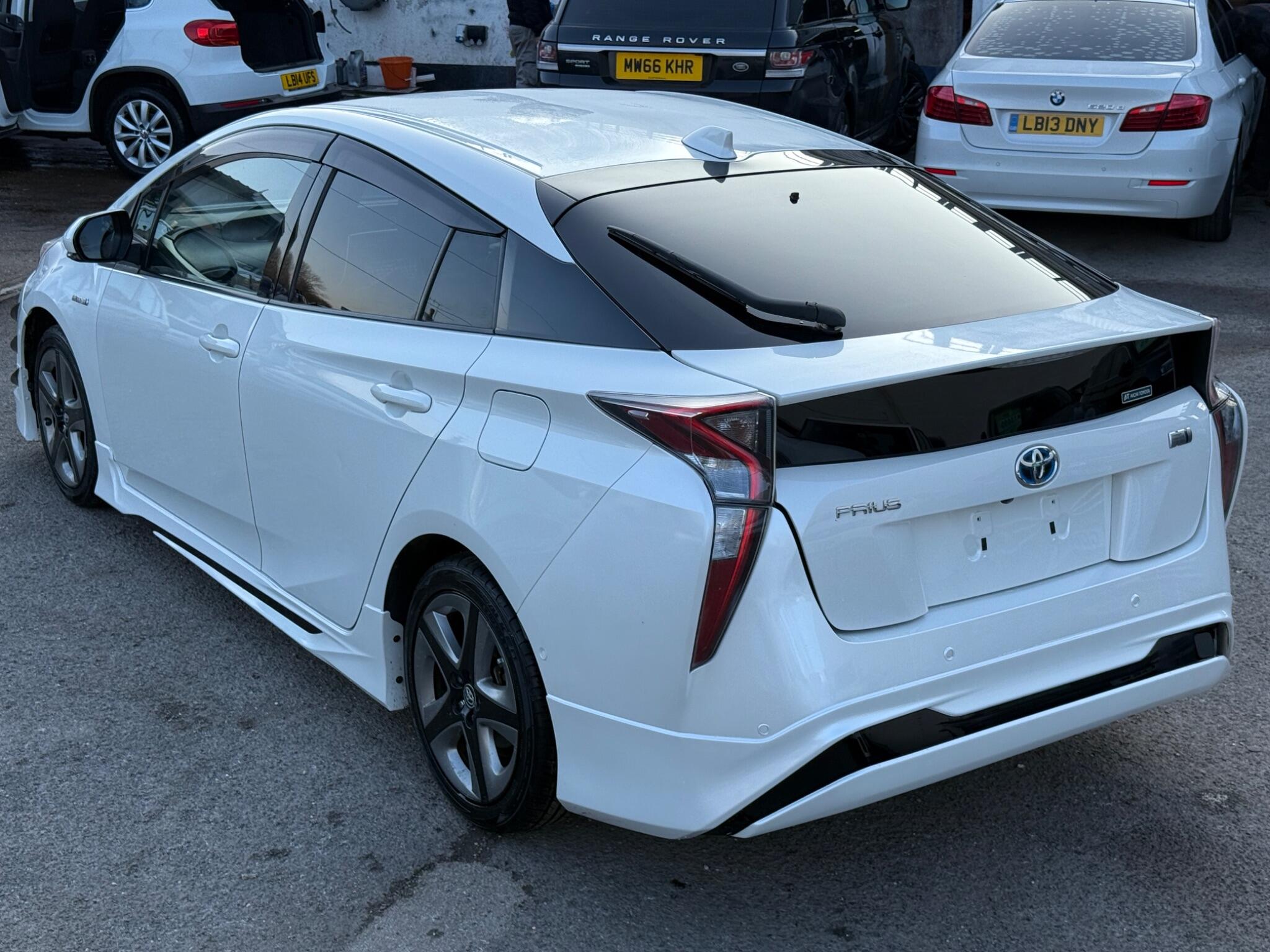 Toyota Prius - Image 15