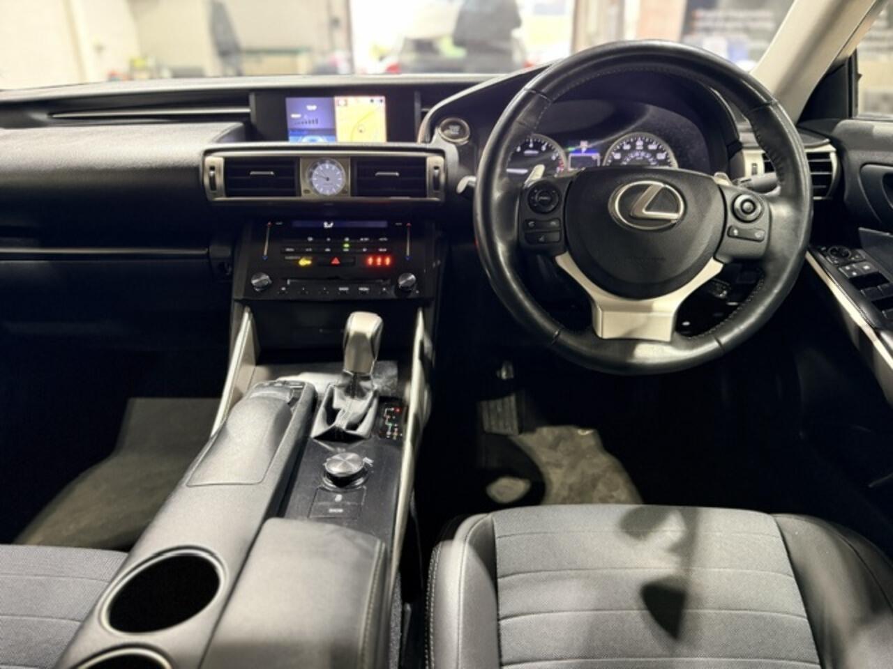Lexus IS view 11