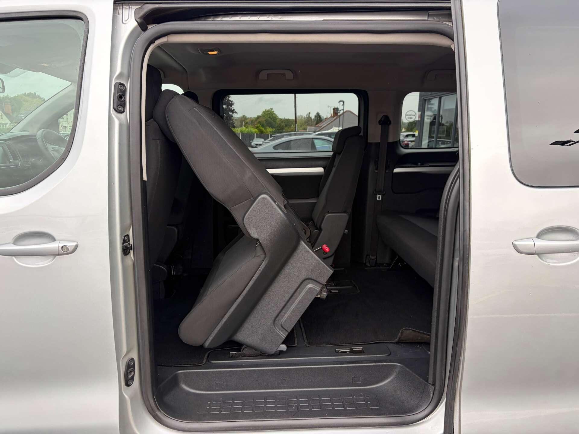 Peugeot Traveller view 23
