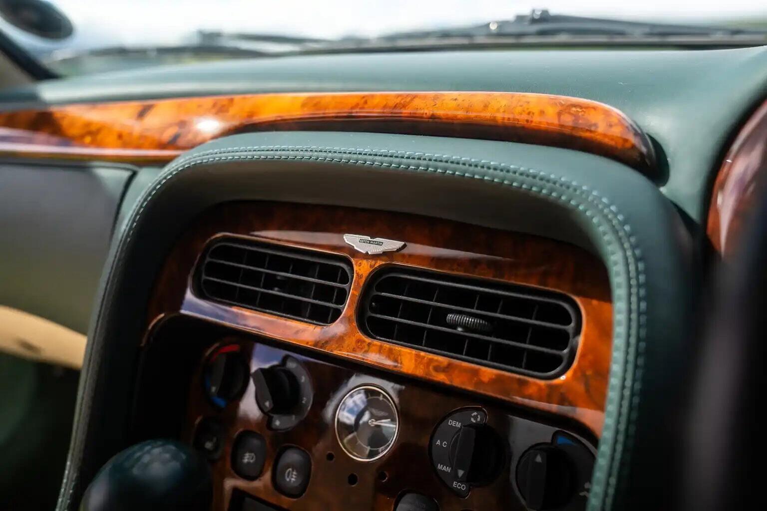 Aston Martin DB7 view 32