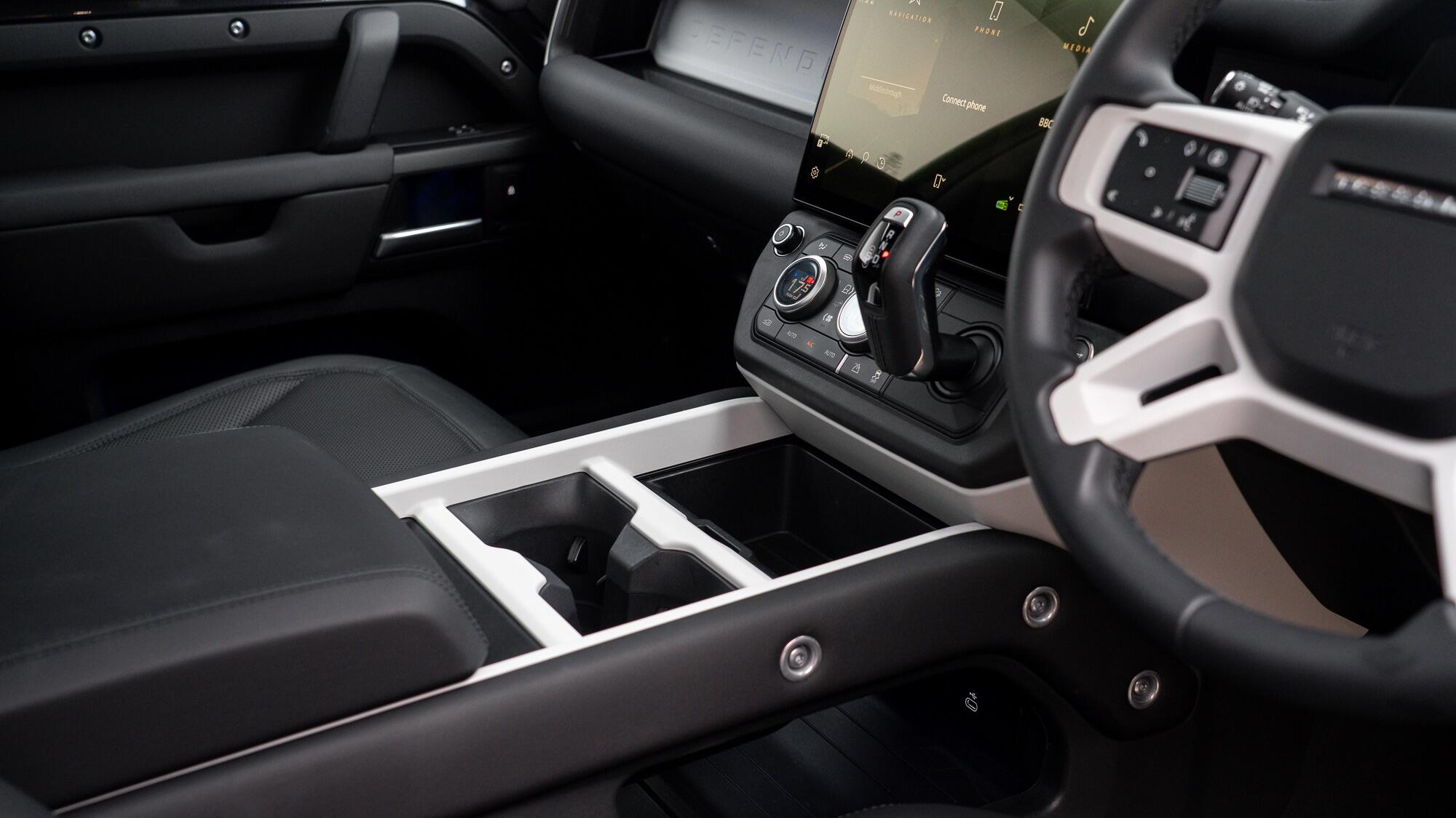 Land Rover Defender 110 view 36