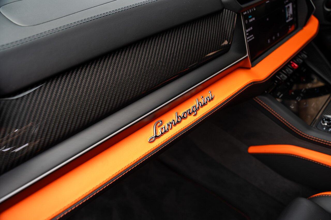 Lamborghini Urus view 74