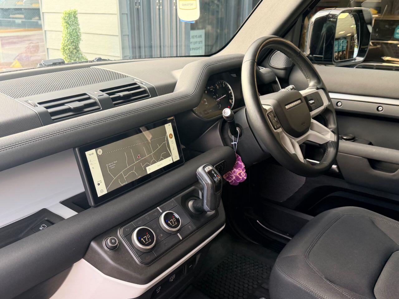Land Rover Defender view 32