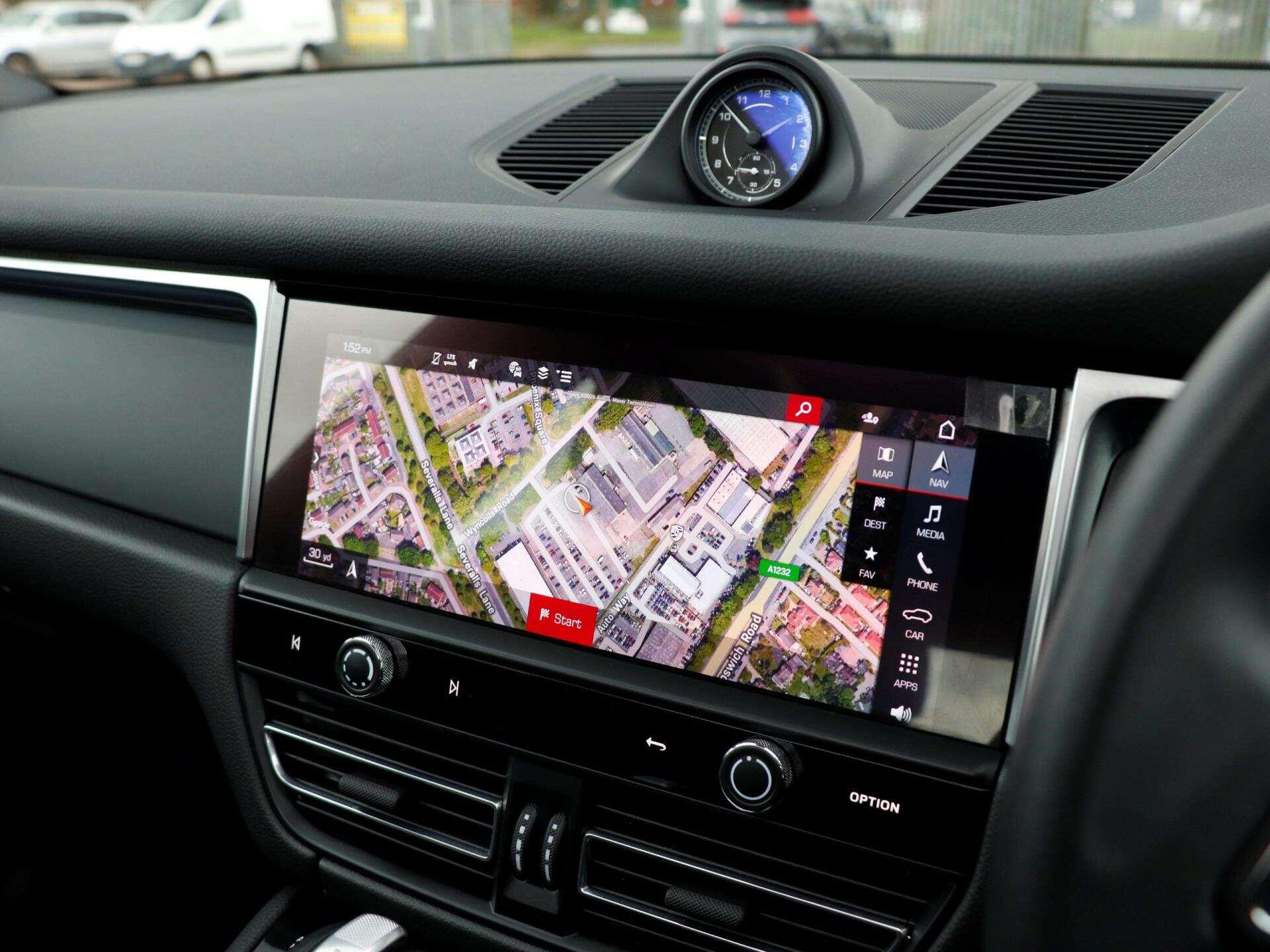 Porsche Macan view 15