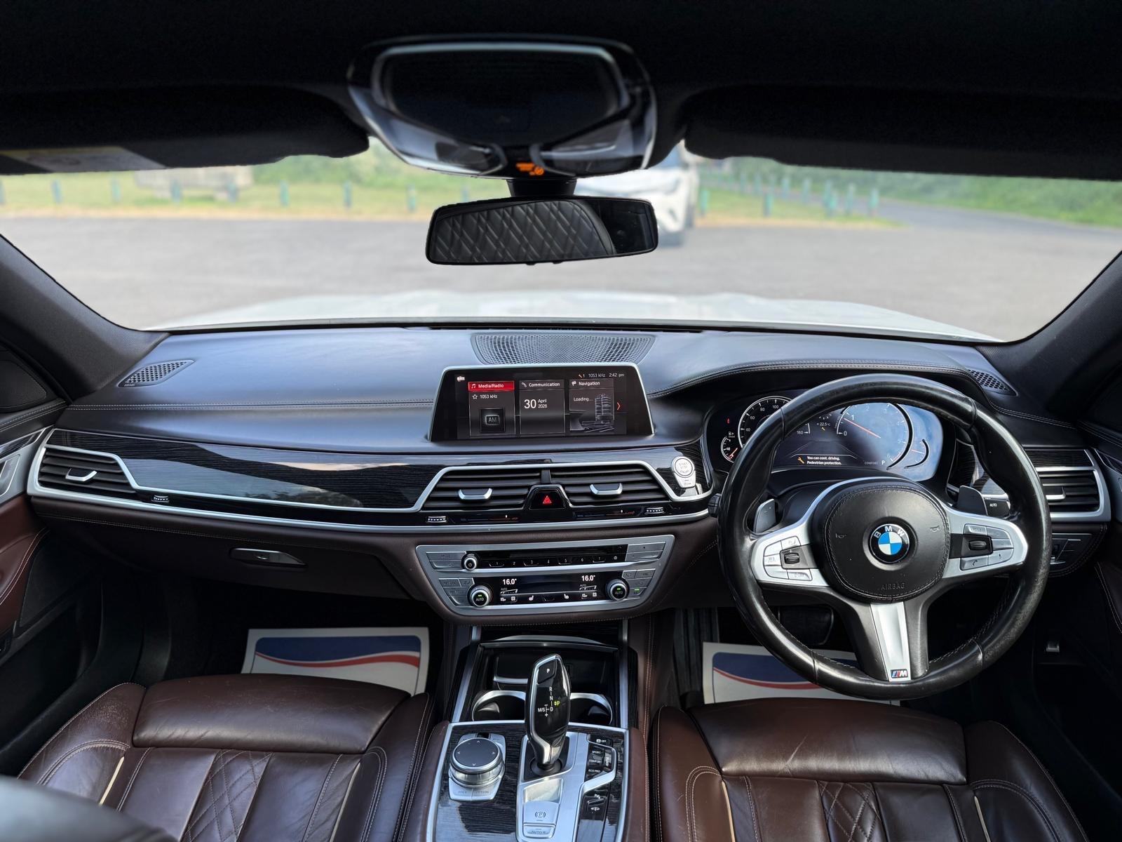 BMW 7 Series view 14