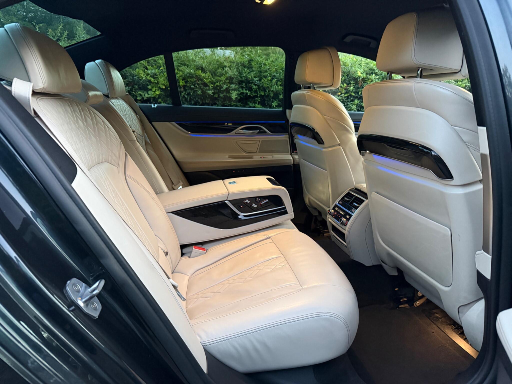 BMW 7 Series view 23