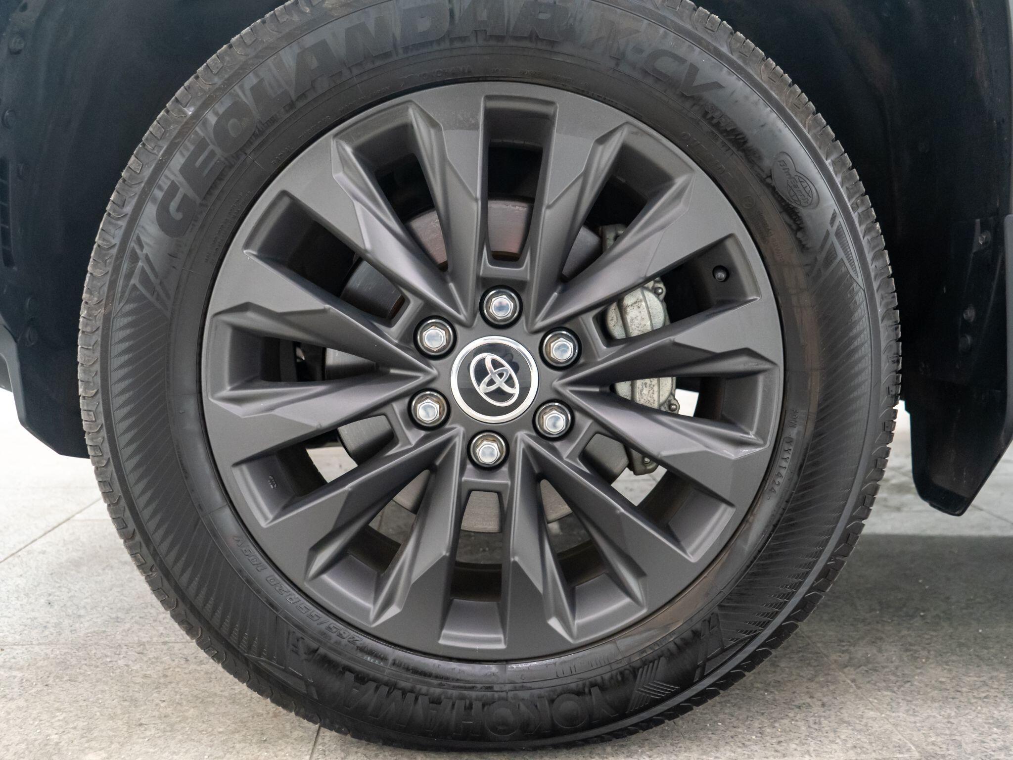 Toyota Land Cruiser view 33