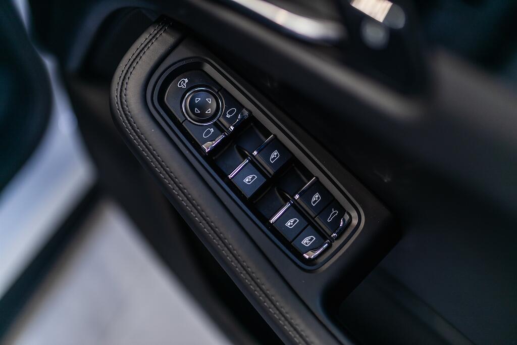 Porsche Macan view 19