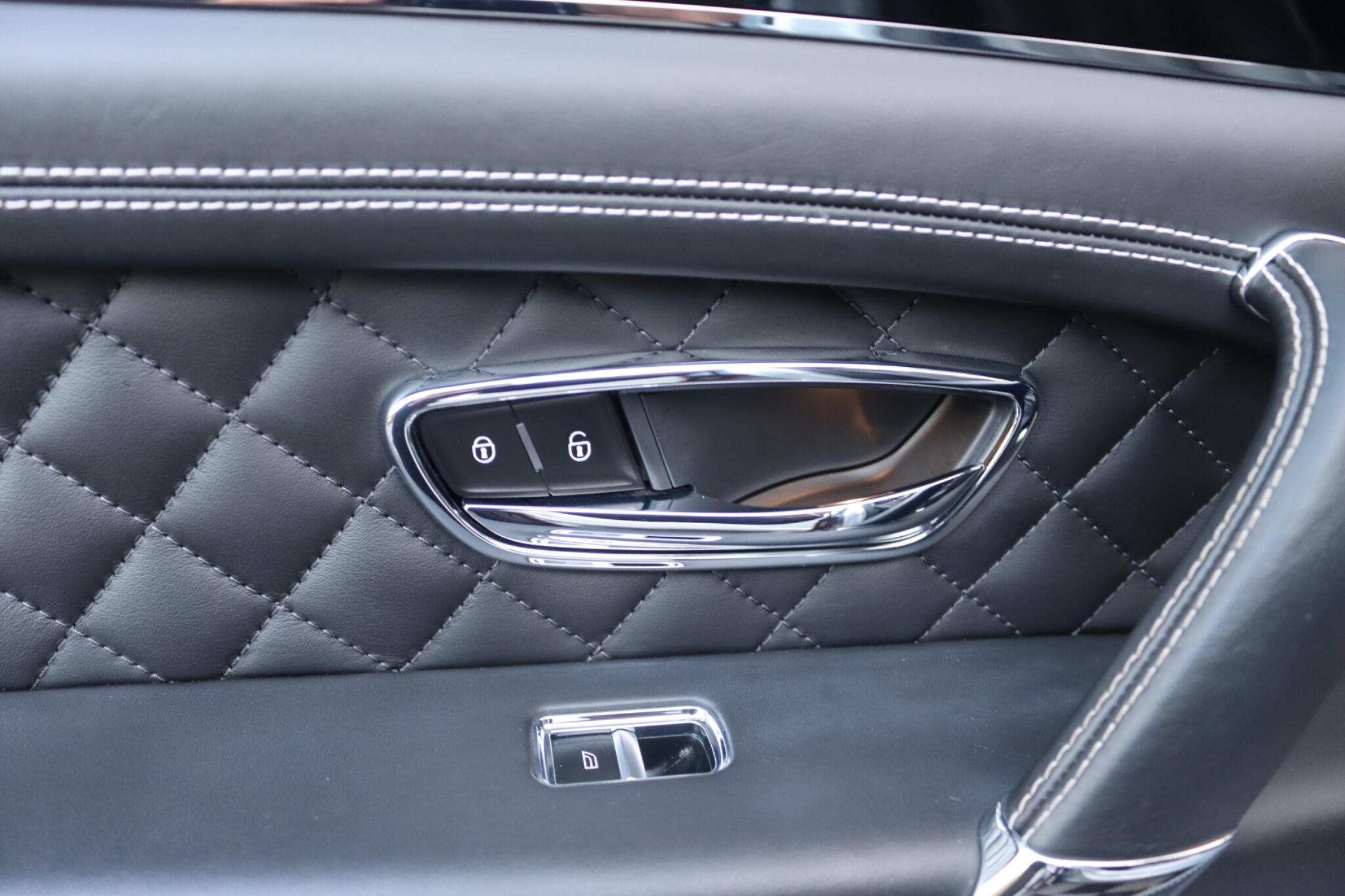 Bentley Bentayga view 34