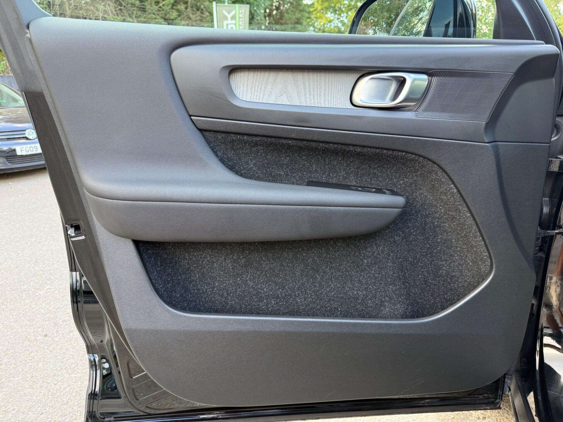 Volvo XC40 view 27