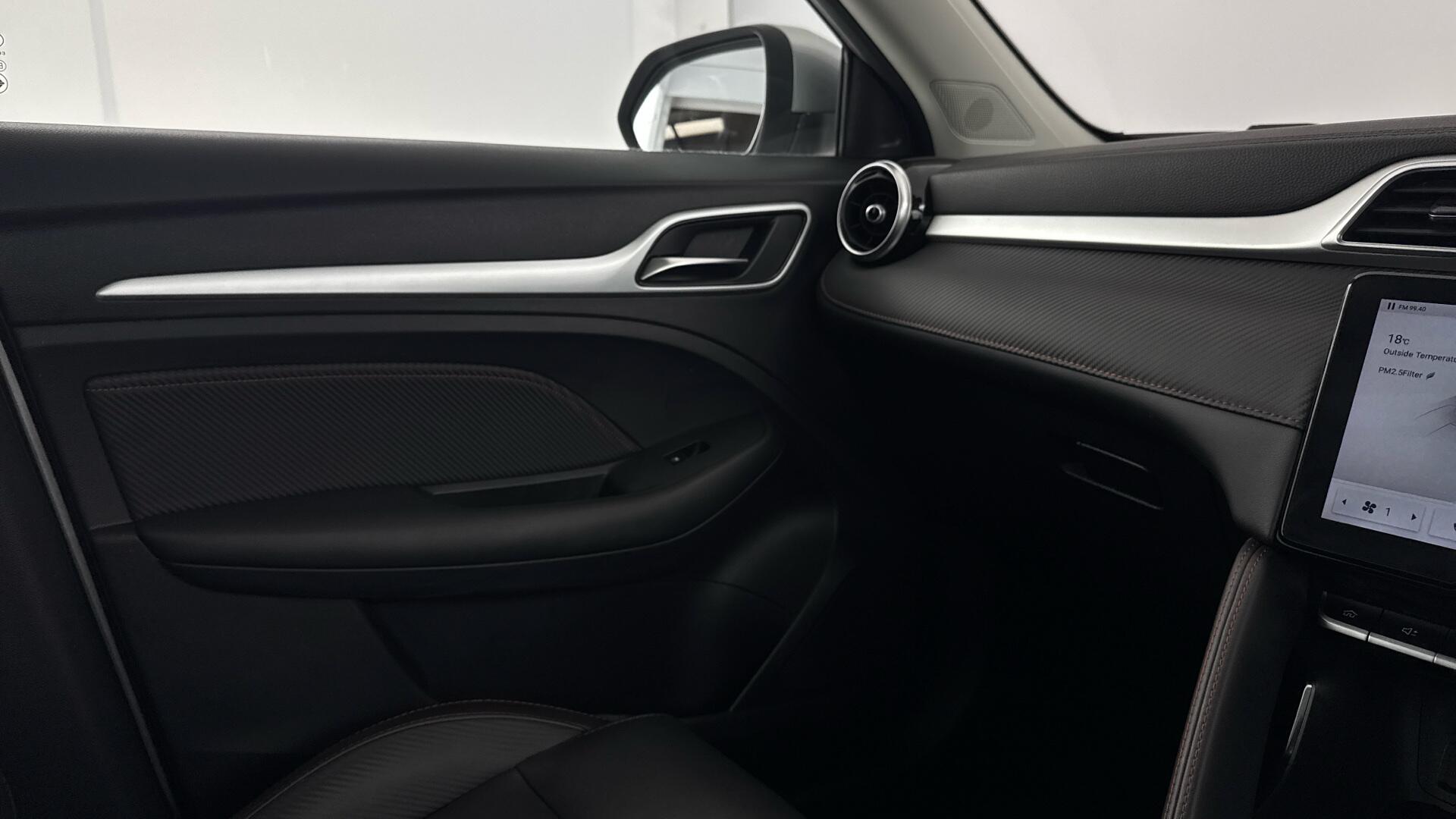 MG ZS view 33