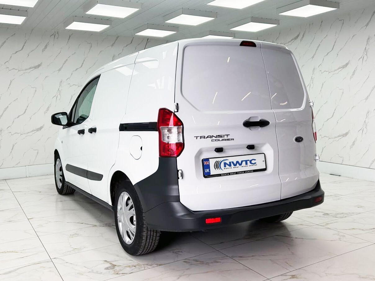 Ford Transit Courier view 8