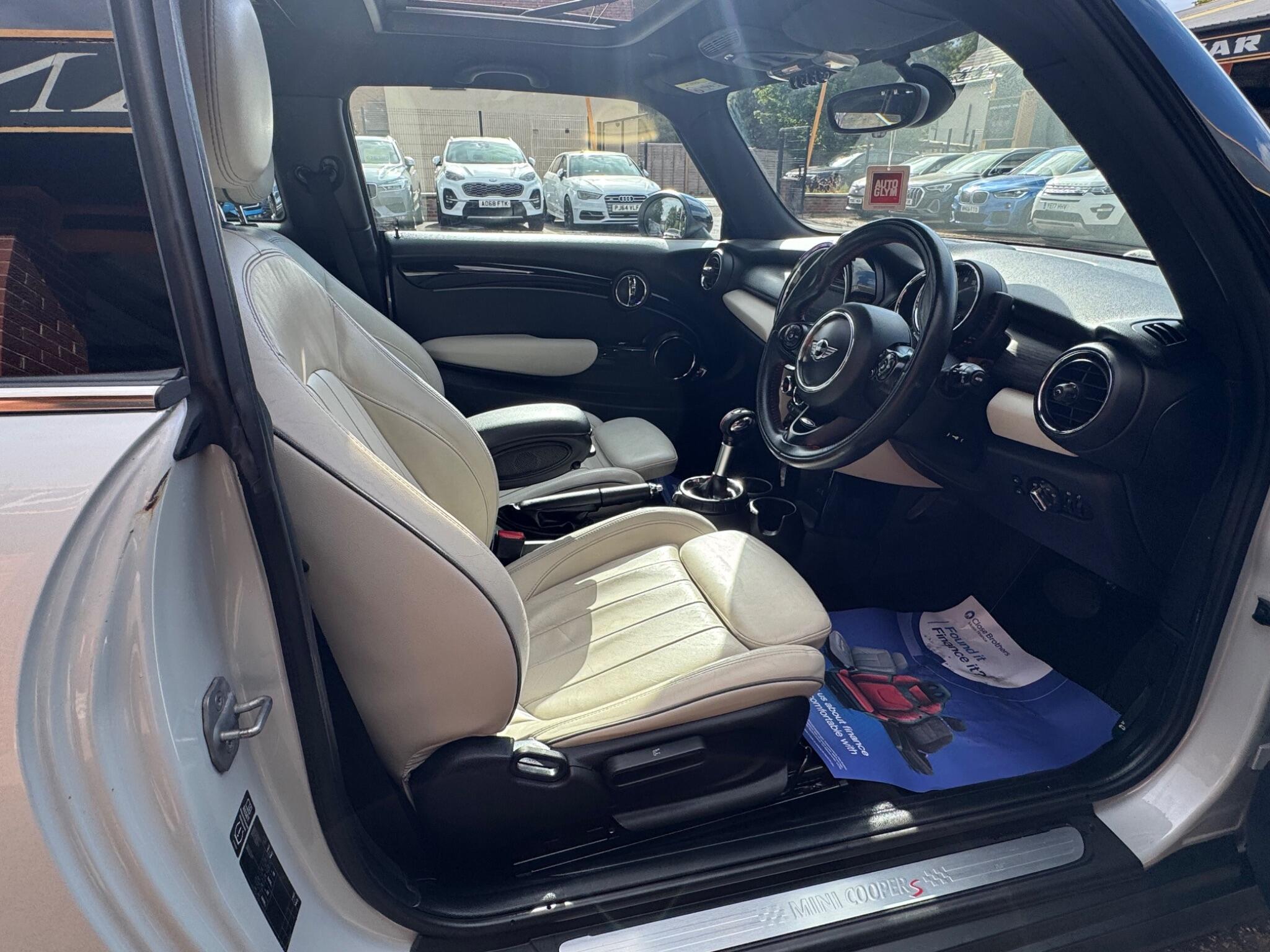 Mini Hatch view 13