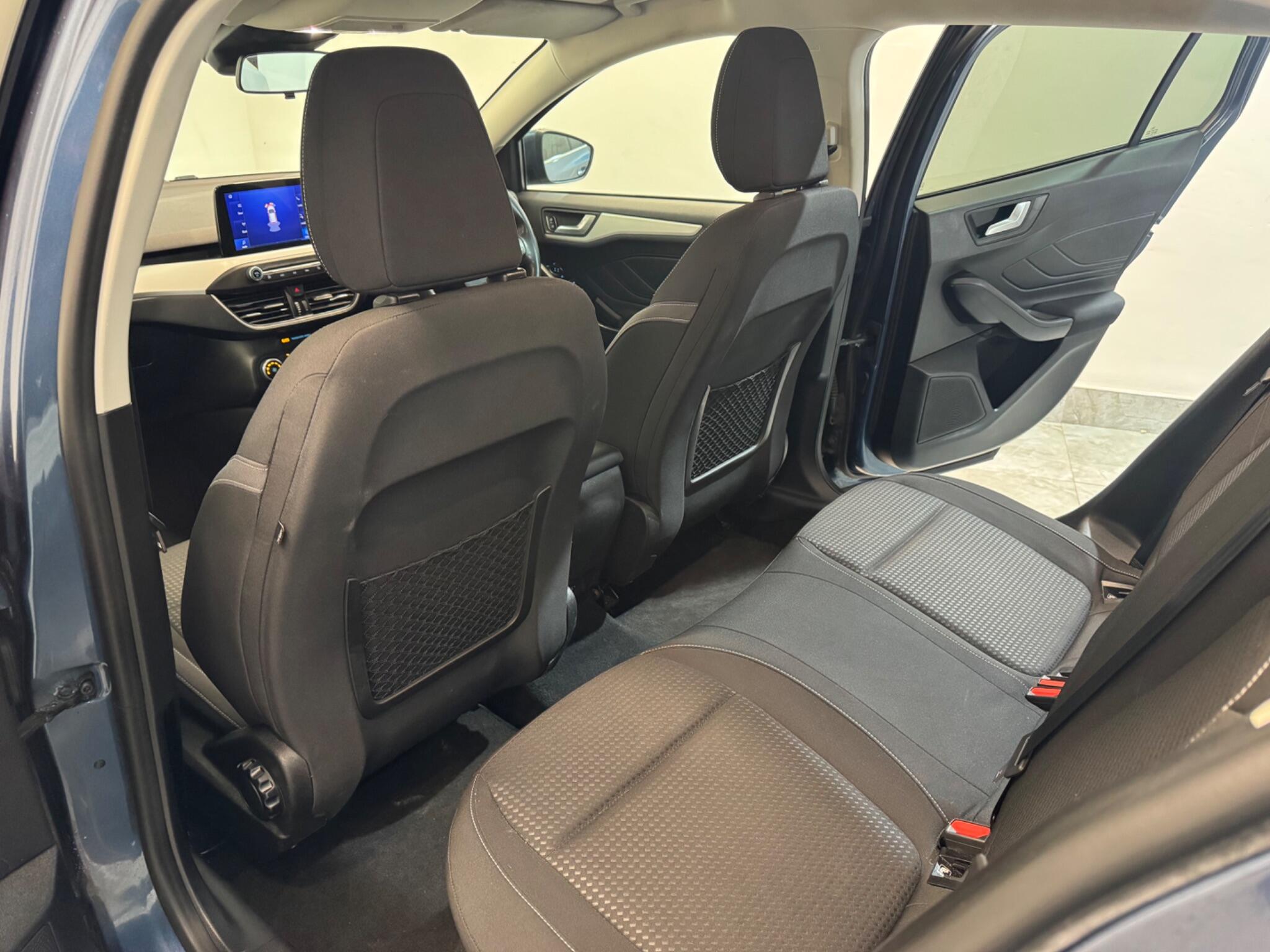 Ford Focus view 32