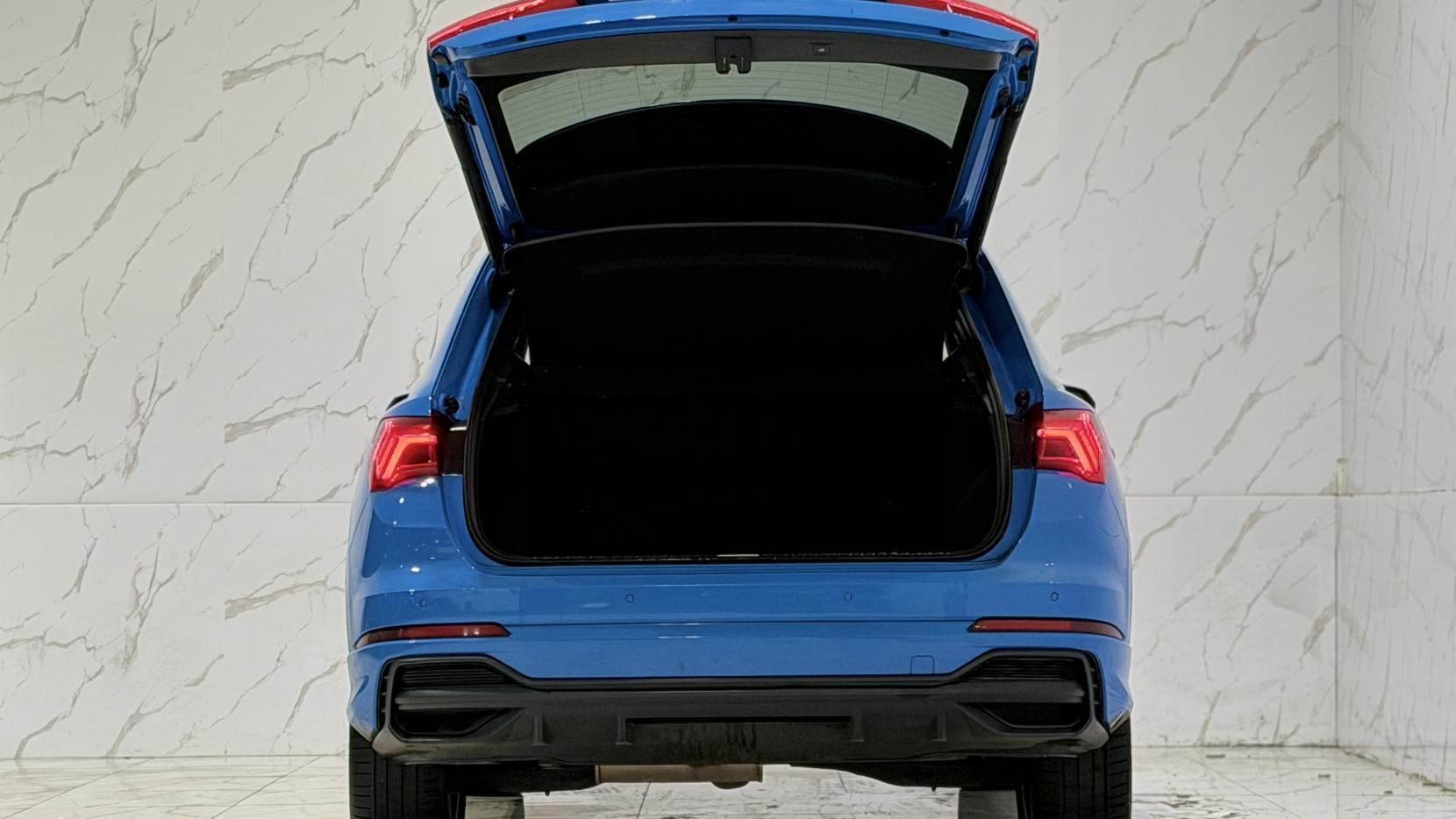Audi Q3 view 43