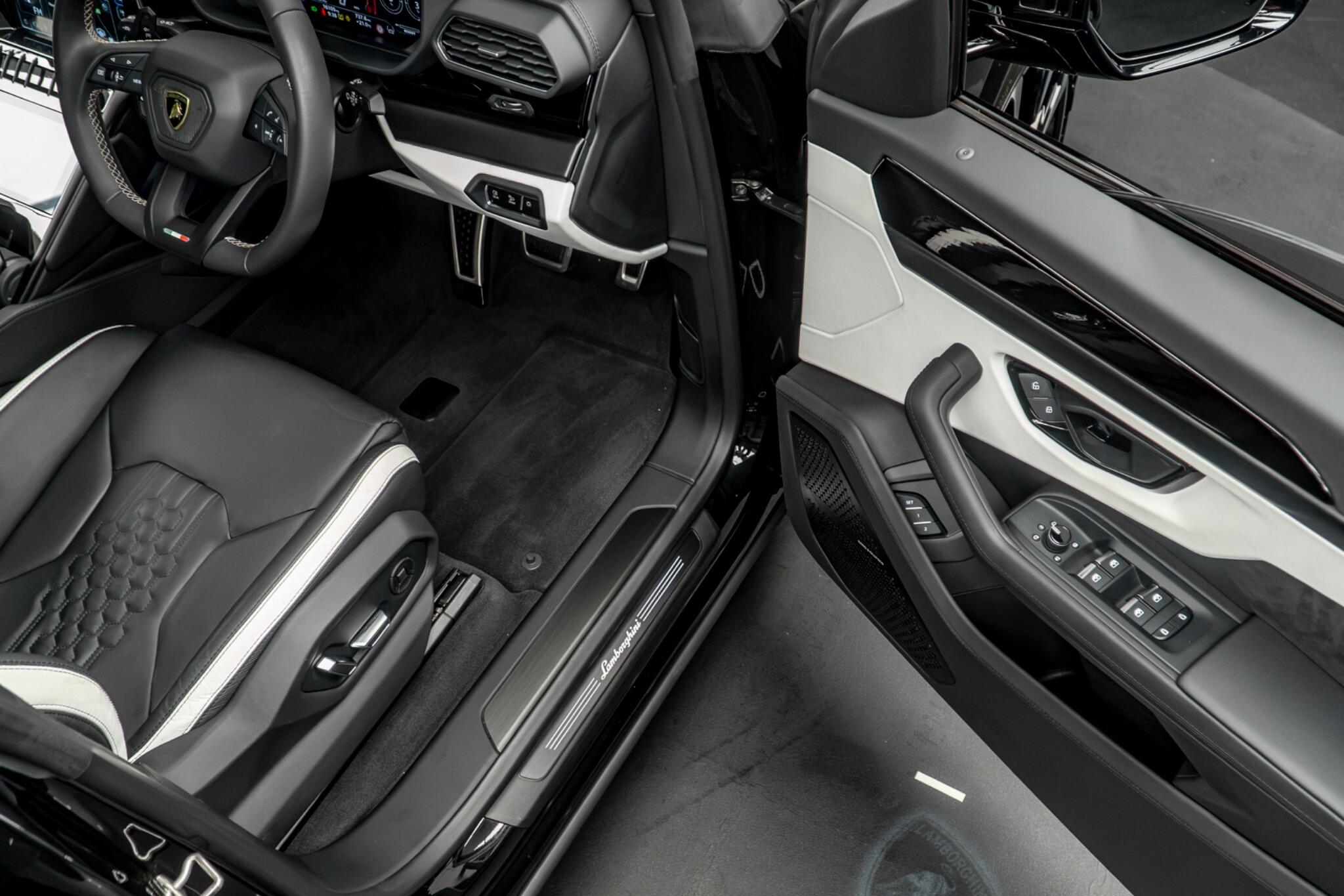 Lamborghini Urus view 29