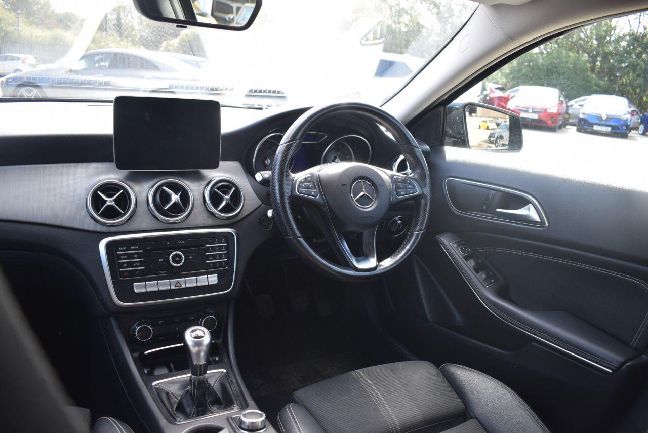 Mercedes-Benz Gla view 15