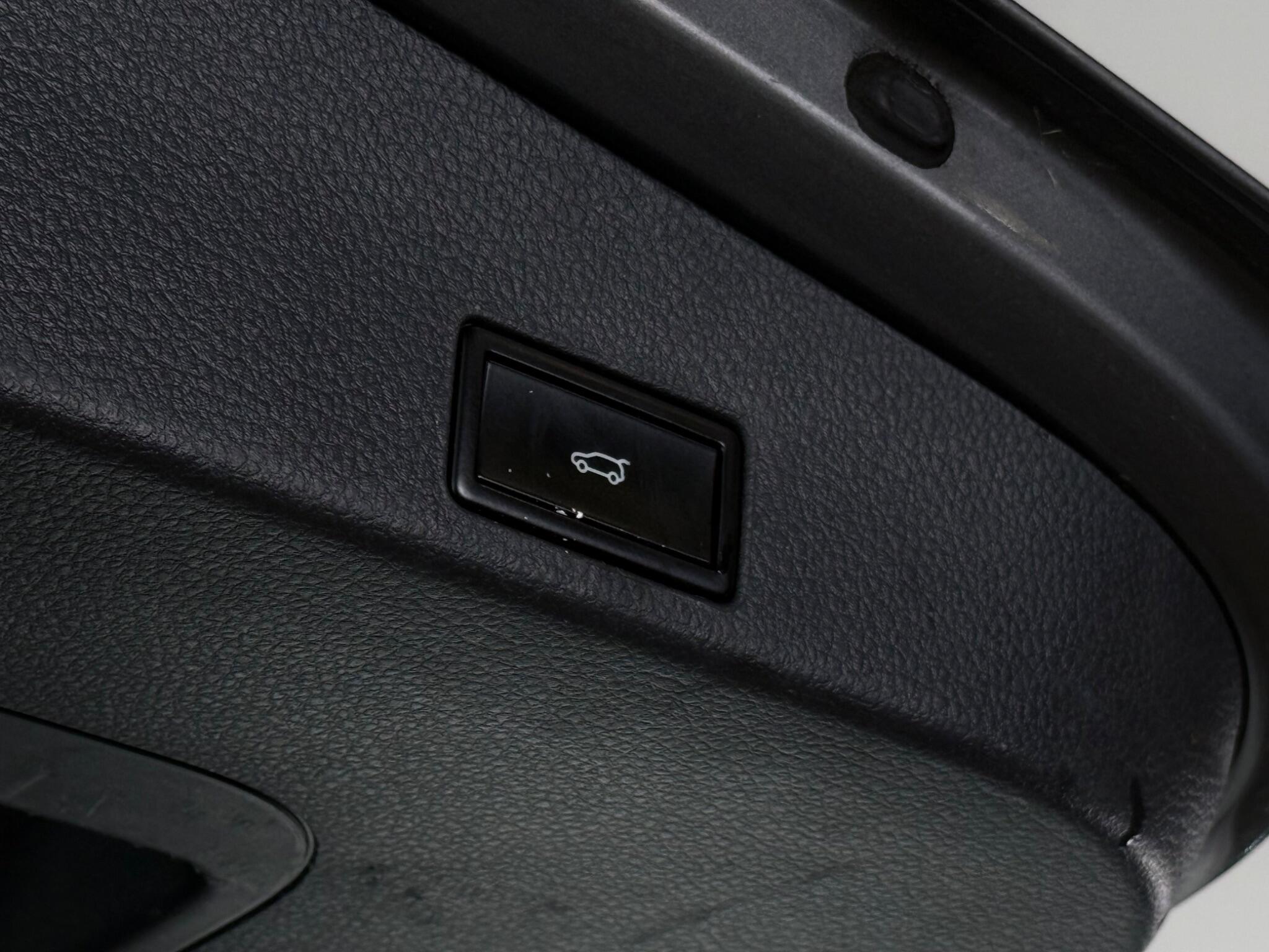 Volkswagen Touareg view 11