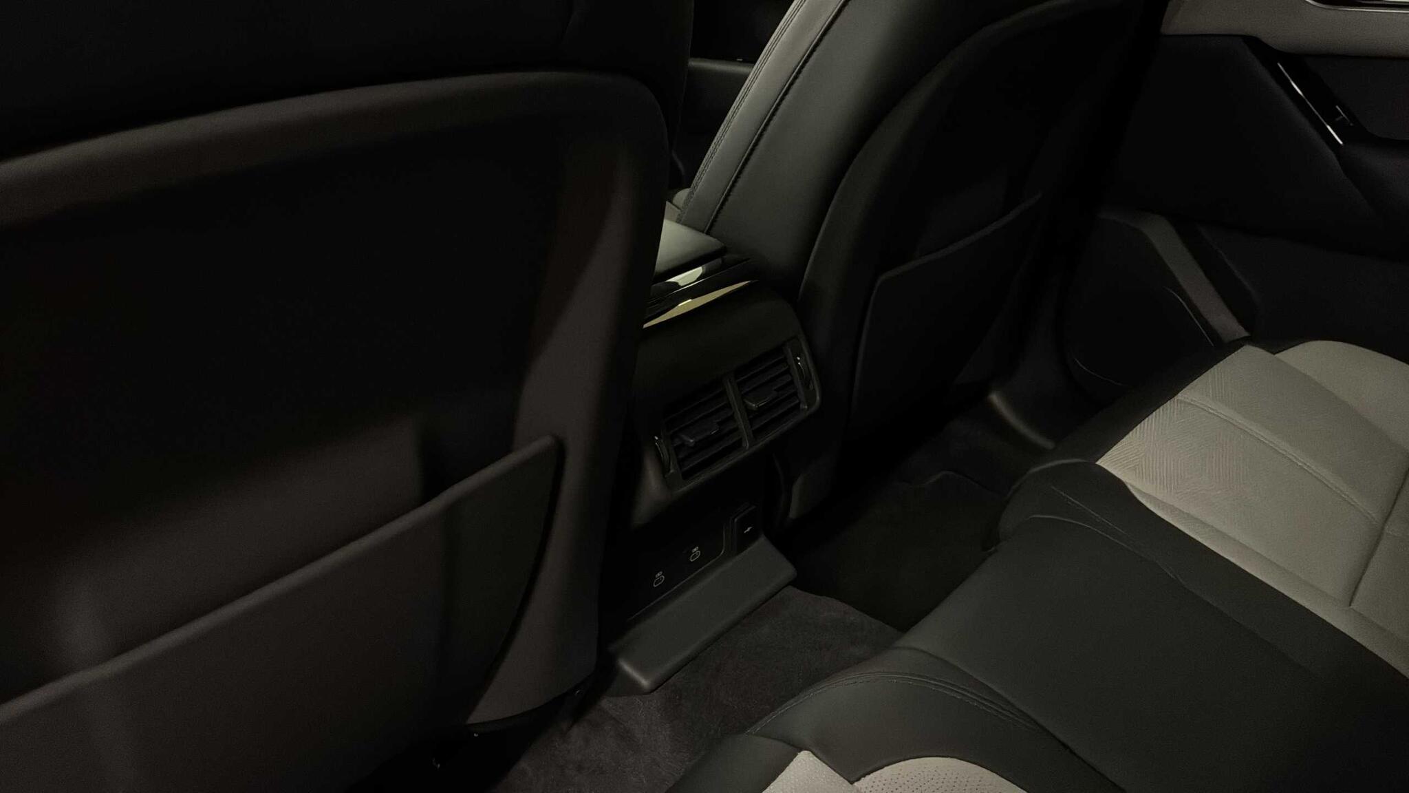 Land Rover Range Rover Velar view 18