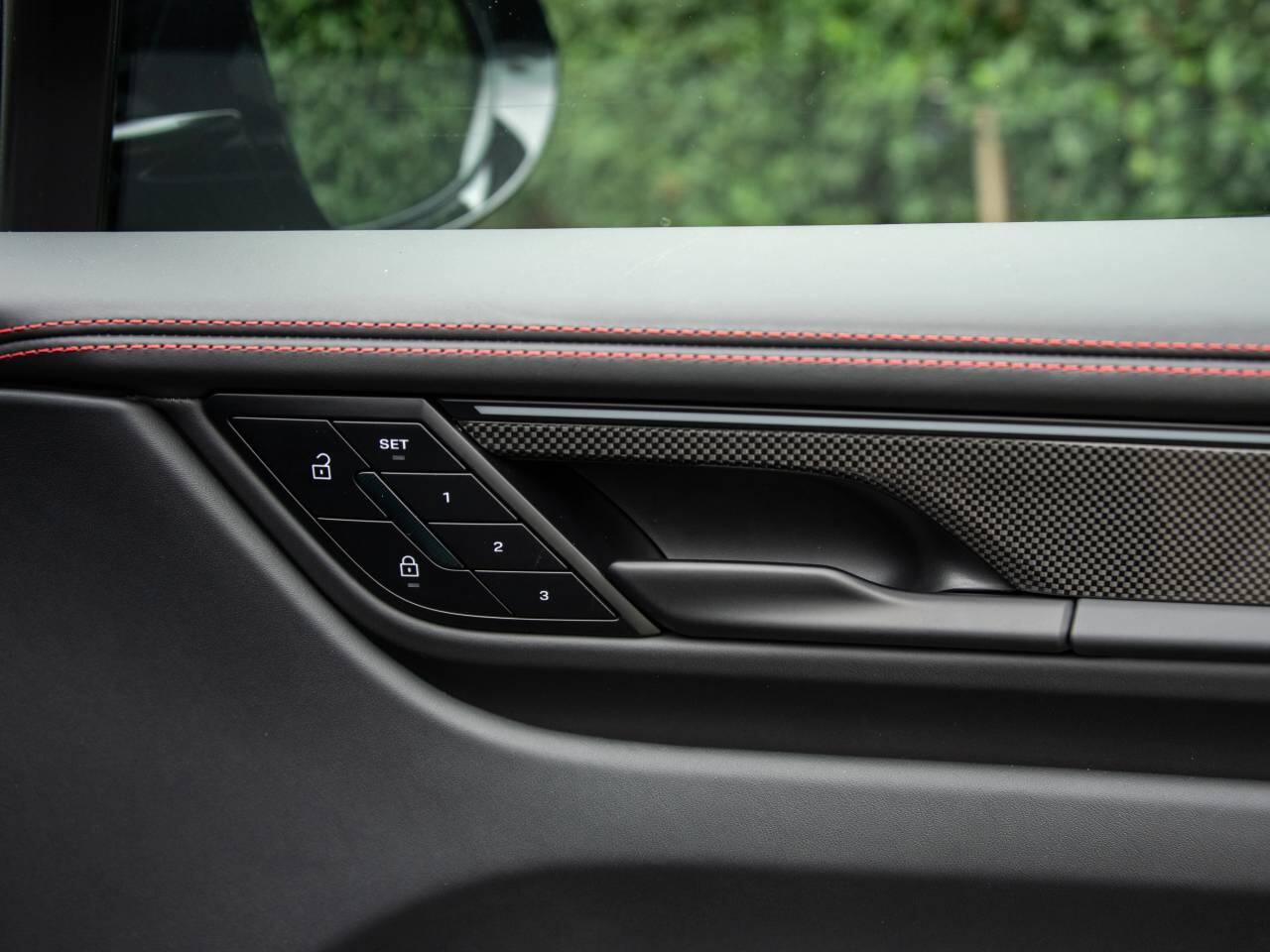 Porsche Macan view 35