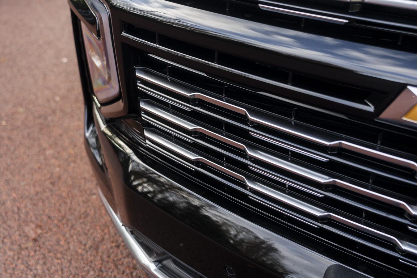 Chevrolet Suburban view 22