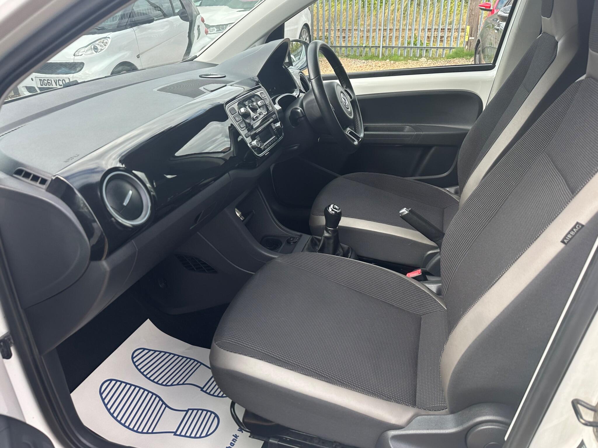 Volkswagen up! view 34