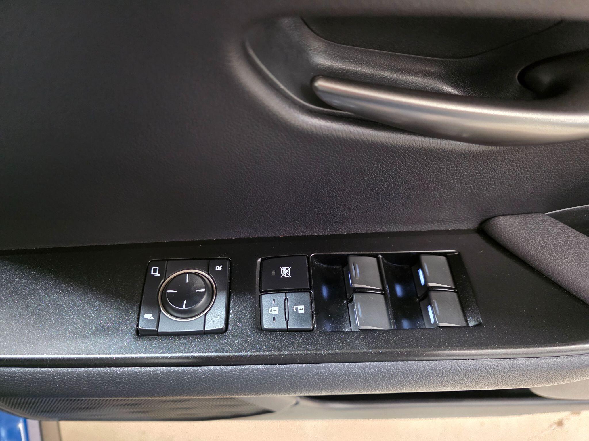 Lexus Ux view 14