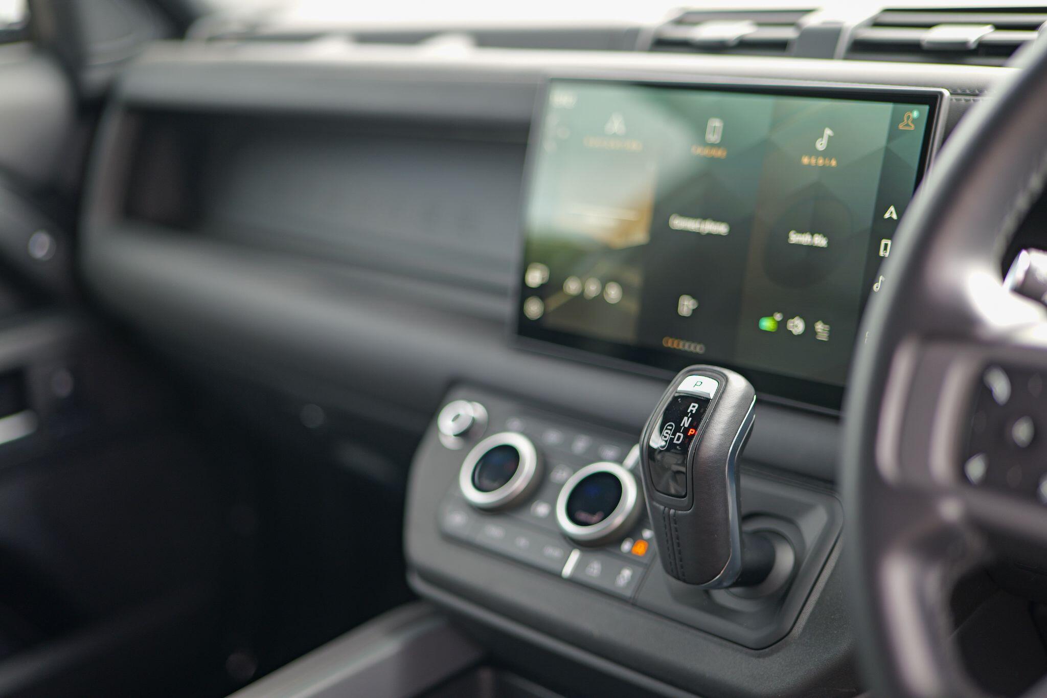 Land Rover Defender 90 view 13