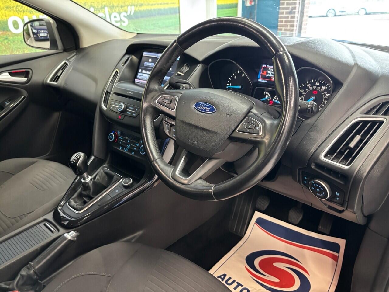 Ford Focus view 13