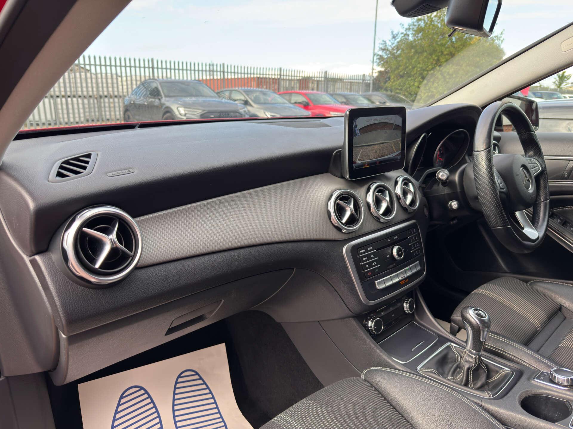 Mercedes-Benz GLA view 35