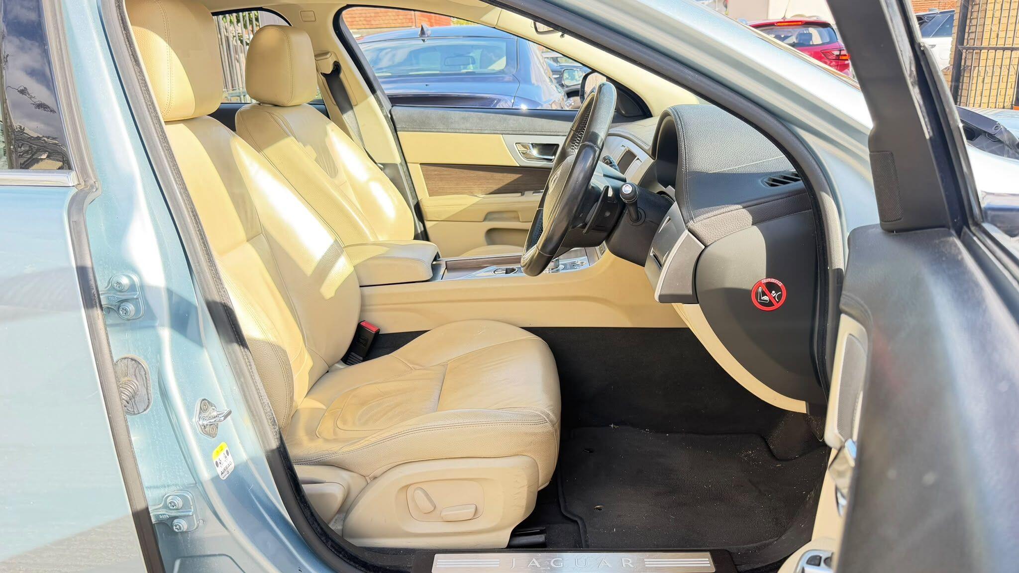 Jaguar XF view 9