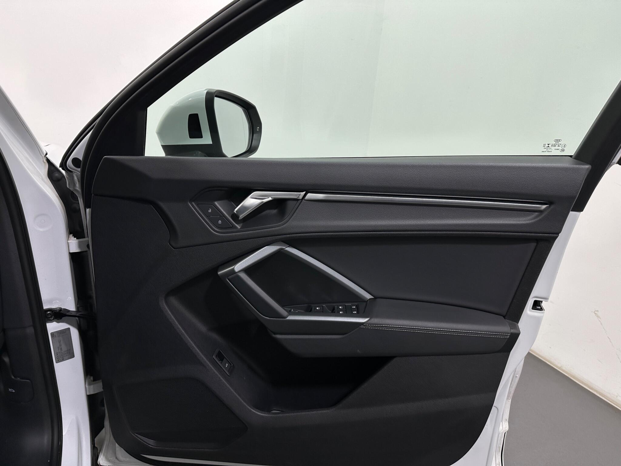 Audi Q3 view 33