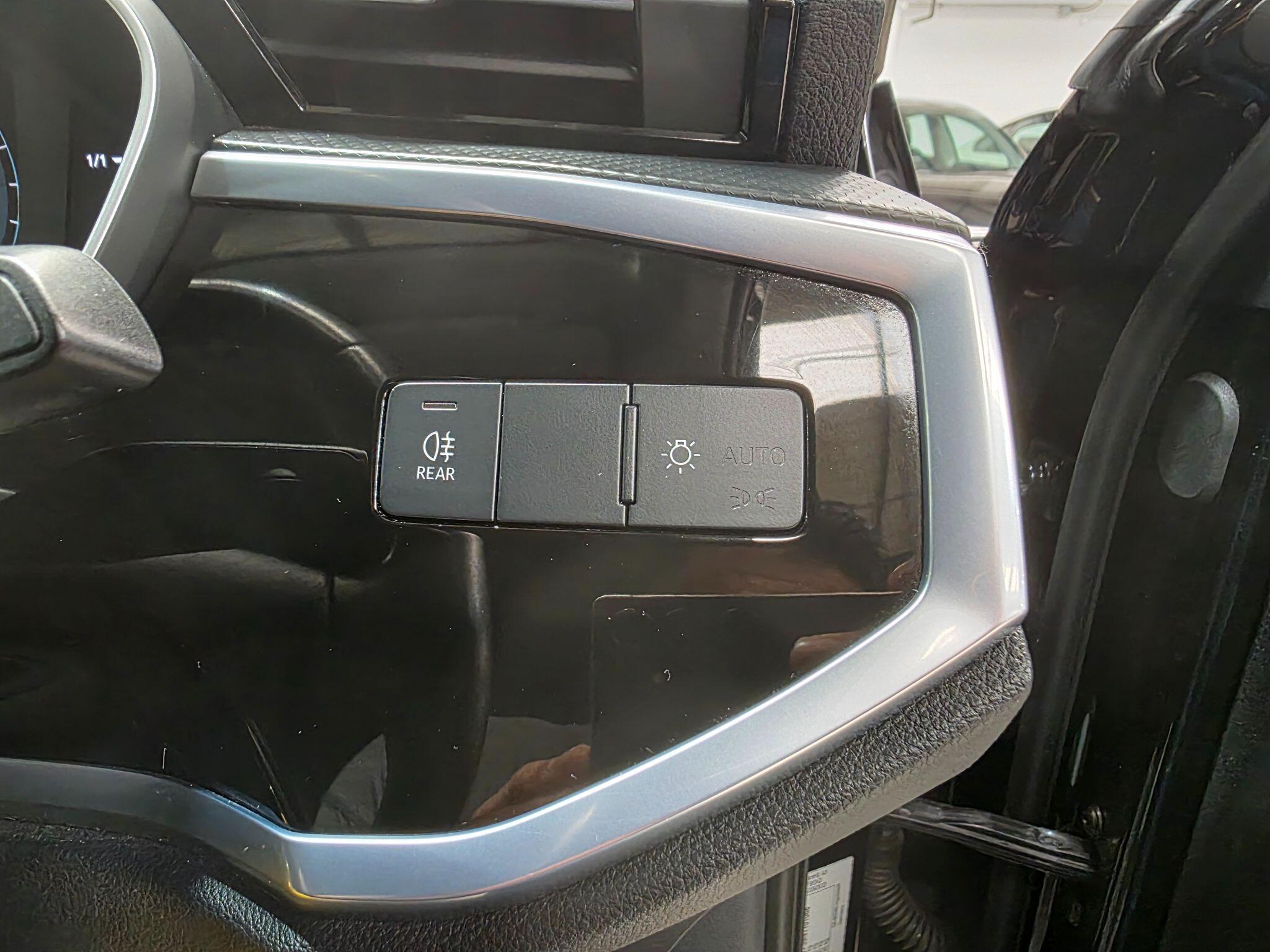 Audi Q3 view 18