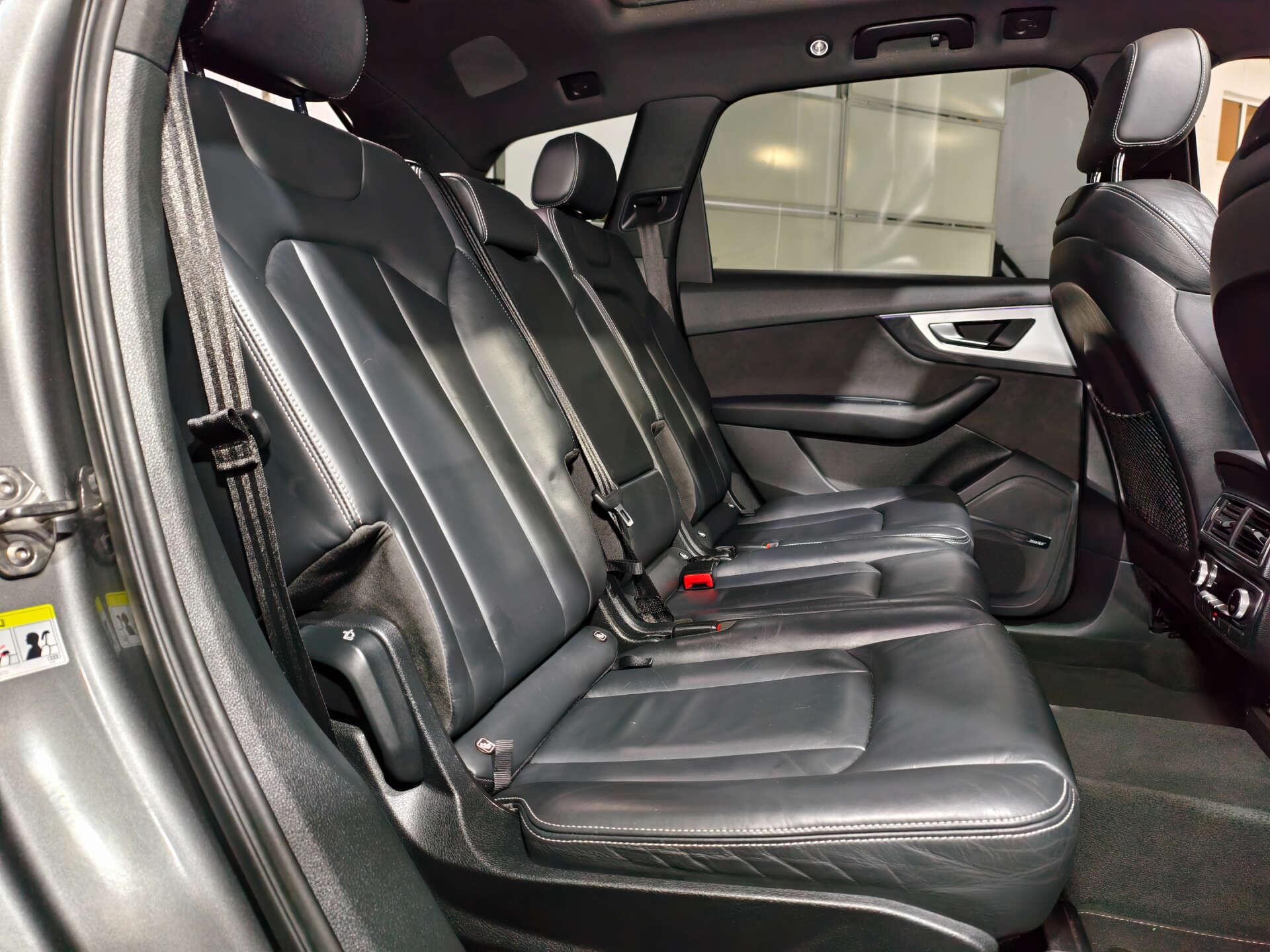 Audi Q7 view 16