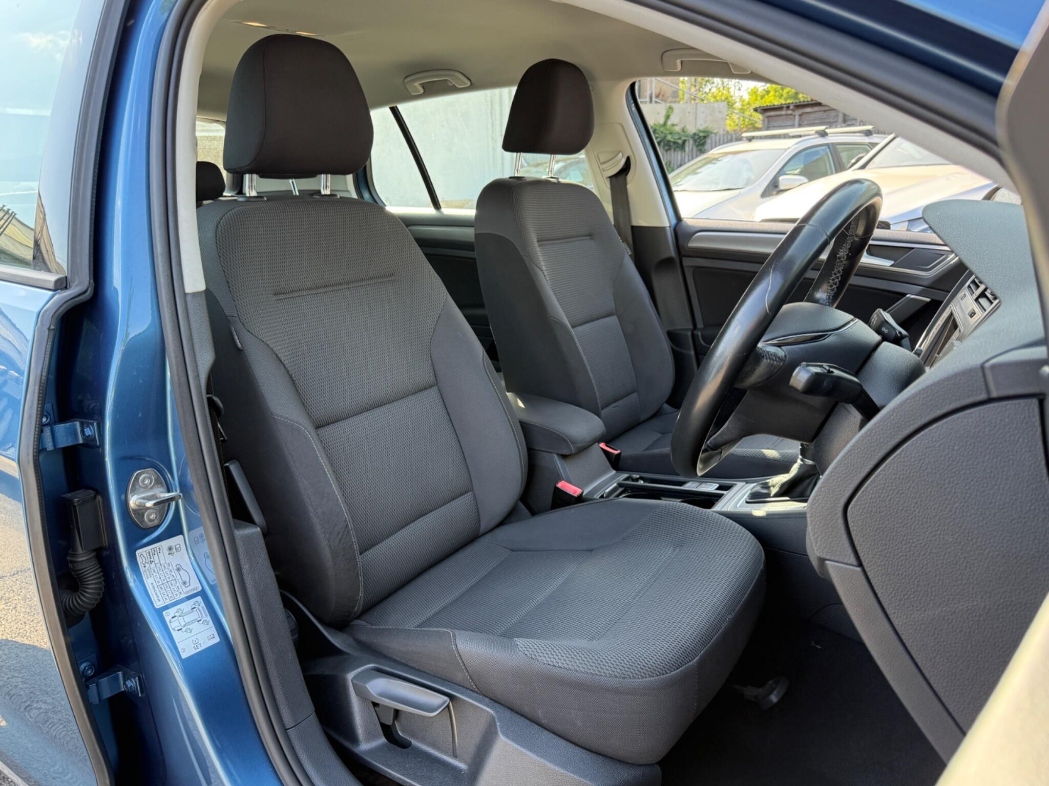 Volkswagen Golf - Image 30
