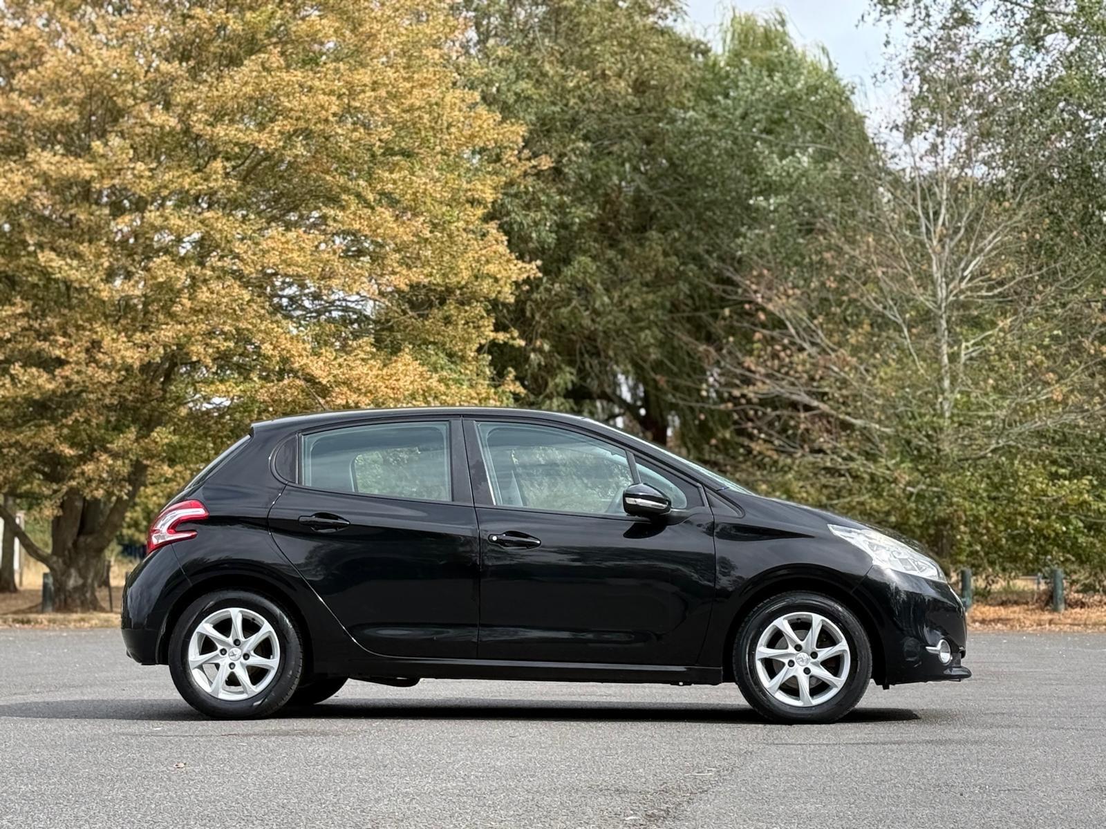 Peugeot 208 view 11