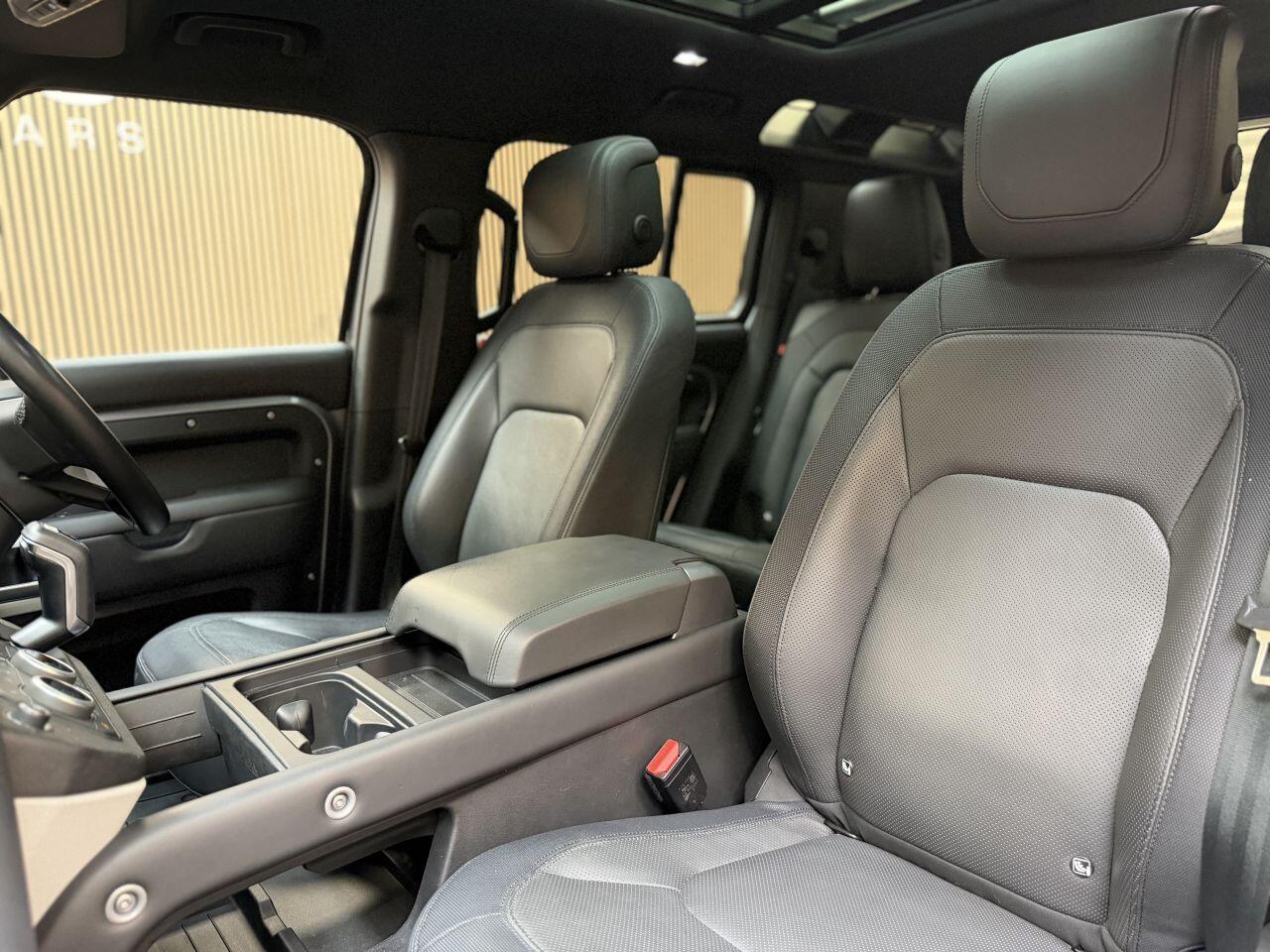 Land Rover Defender 110 view 27