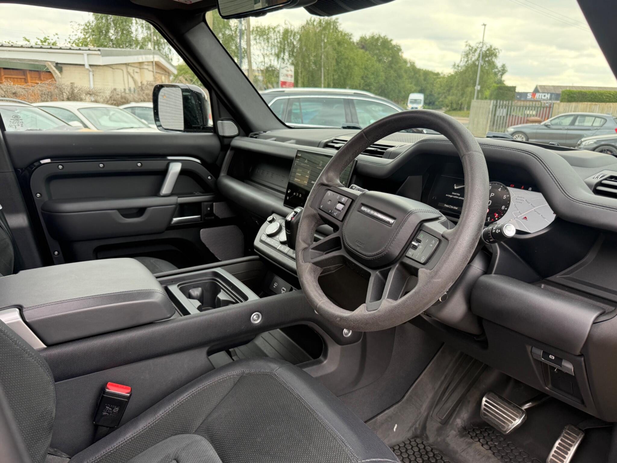 Land Rover Defender 130 view 13