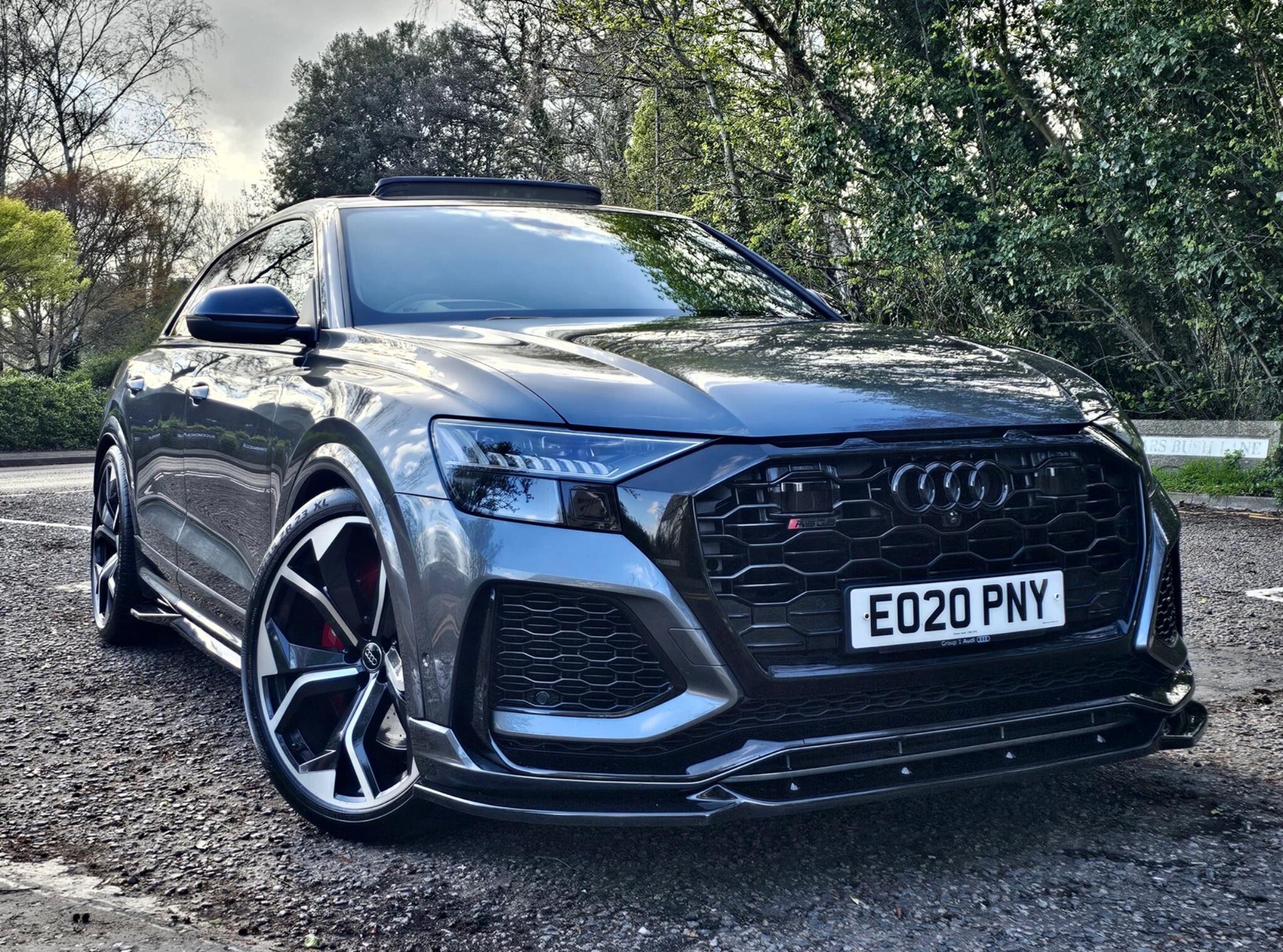 Audi RS Q8 view 9