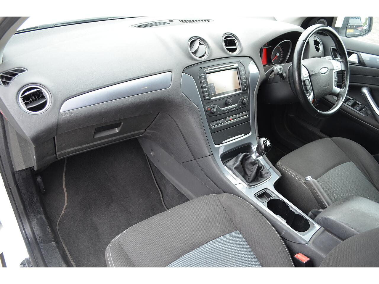 Ford Mondeo view 11