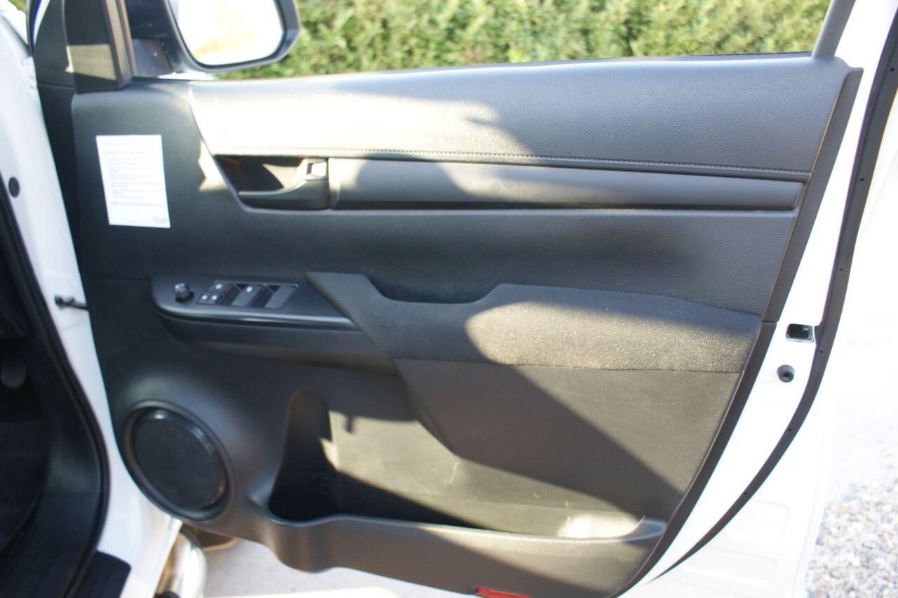 Toyota Hilux view 36