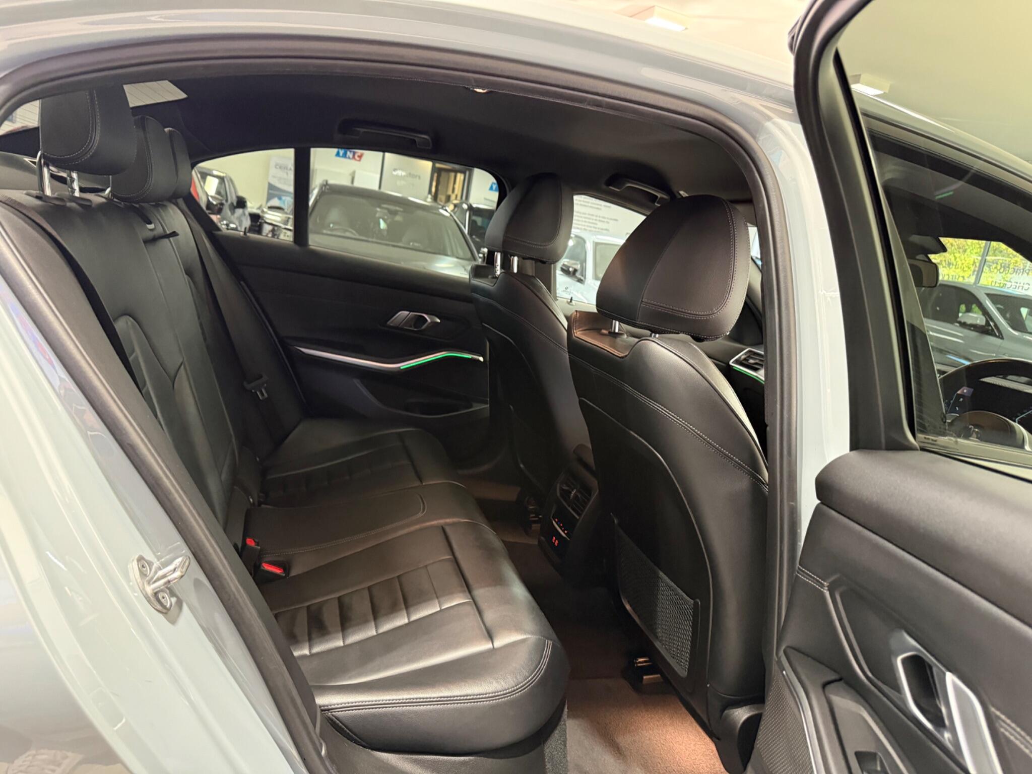 BMW 3 Series view 38